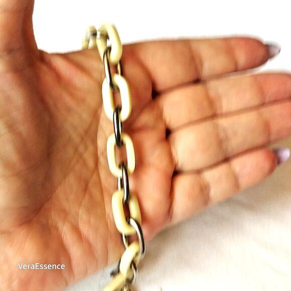 RLL Bracelet 7" long Resin Acrylic and Metal Links Toggle Closure Beige/Silver - Picture 3 of 8